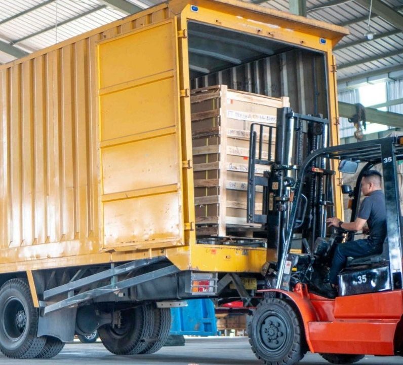 Proses muat barang di pelabuhan Kalimantan